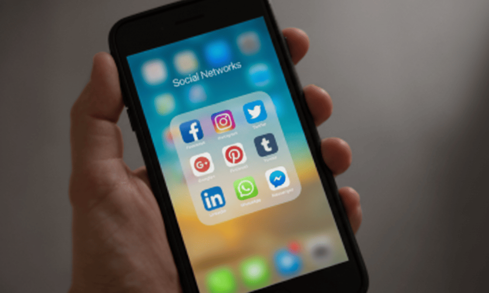 Telefono con redes sociales